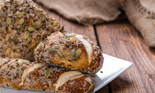 Kruh sa sjemenkama i datuljama