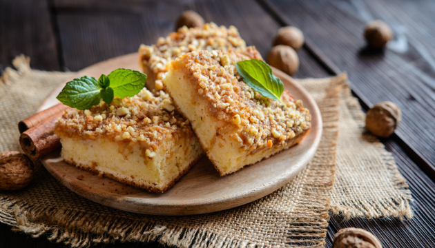 Jednostavni kolač s glazurom od oraha