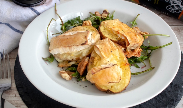 (Ne)tradicionalne pole od krumpira s Cambembert sirom i salatom od rukole