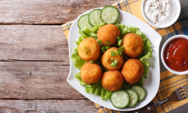 Kroketi od ostataka krumpira punjeni slaninom