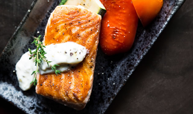 Losos u bijelom umaku