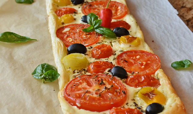 Ukusna focaccia s rajčicom i maslinama