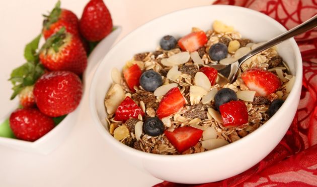 Domaća granola s čokoladom i voćem