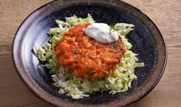 Pljeskavice od lososa na podlozi od krastavaca