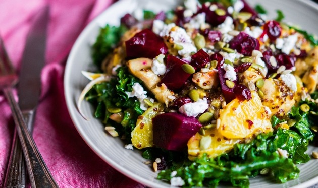 Šarena salata od cikle, kelja i piletine