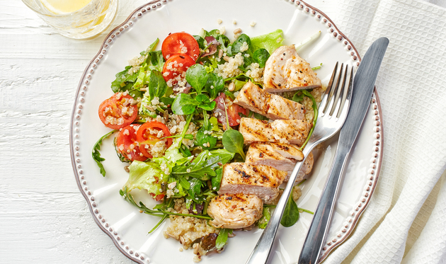 Salata s piletinom, kvinojom i šparogama