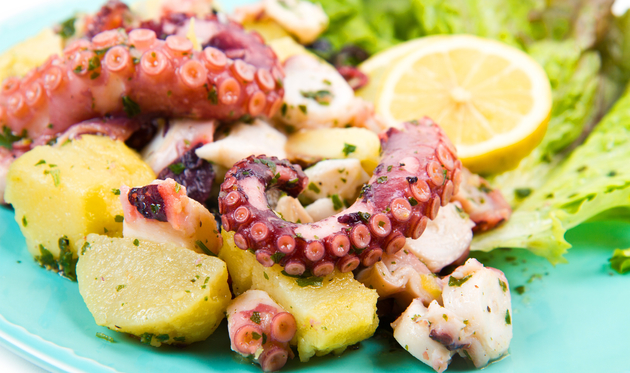 Hobotnica napravljena kao da je ispod peke