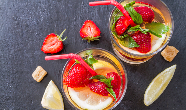 Bezalkoholni koktel od jagoda i bosiljka