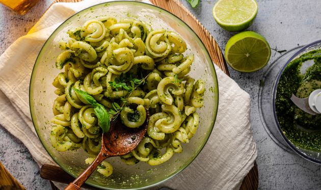 Tjestenina s kremastim pestom od avokada