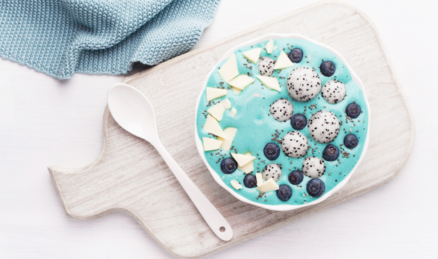 Plavi smoothie u zdjeli