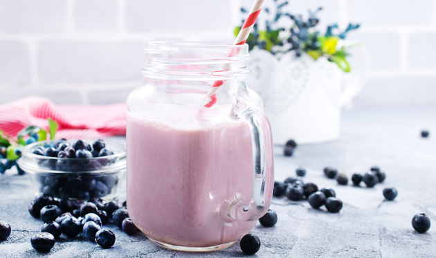 Smoothie od borovnica, skyr jogurta i kokosovih mrvica