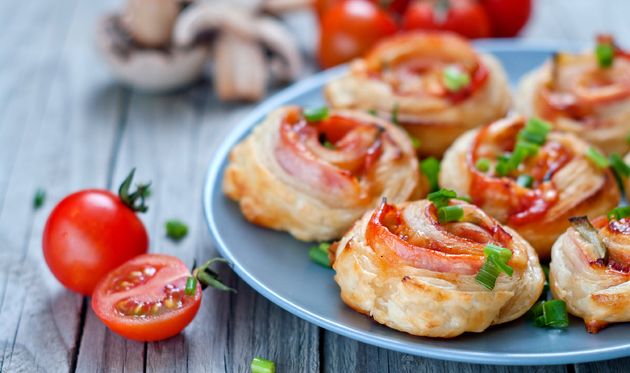 Pužići od lisnatog tijesta s cheddar sirom