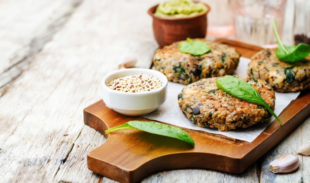 Vegetarijanski burger s kvinojom, brokulom i grahom