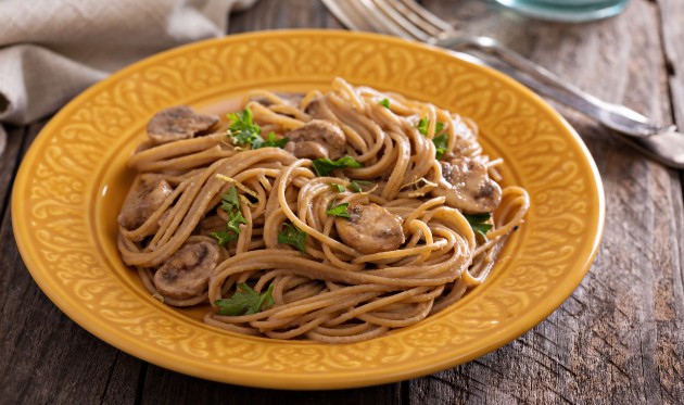 Špageti s krem umakom od šampinjona i pancete