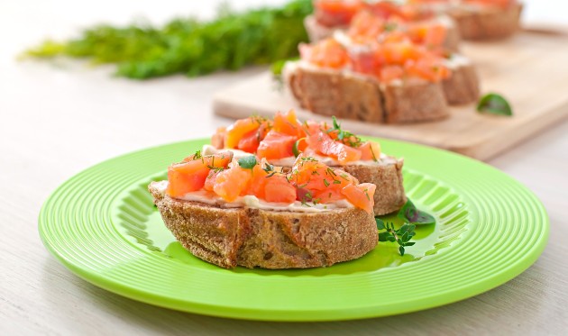 Bruschette s dimljenim lososom