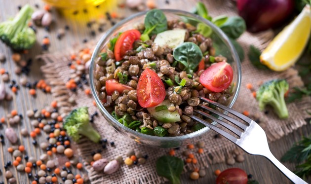 Salata od leće i mladog špinata